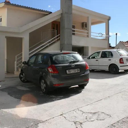 With A Parking Space - 6844