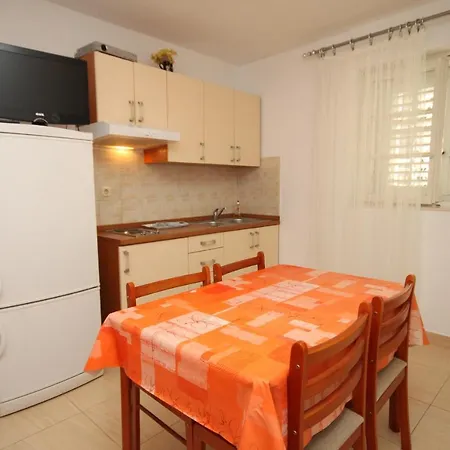 Apartamento With A Parking Space - 6844 Makarska