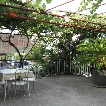 With A Parking Space - 6844