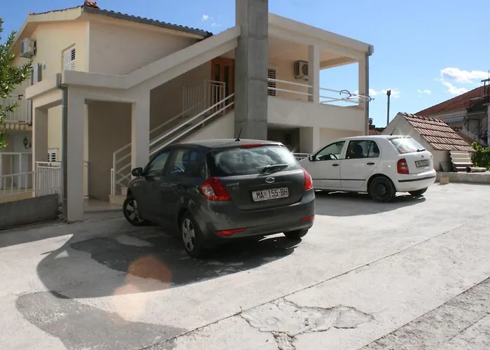 With A Parking Space - 6844