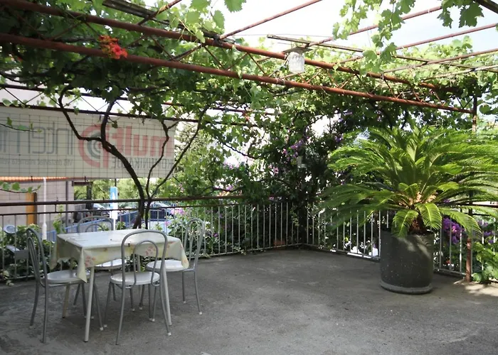 With A Parking Space - 6844