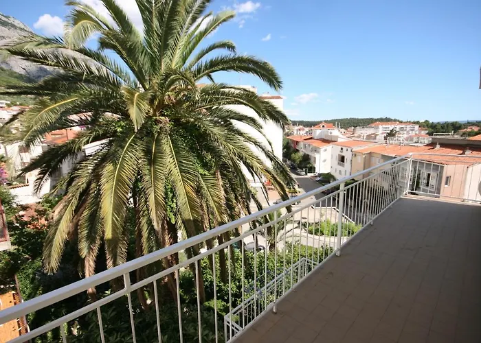 With A Parking Space - 6844